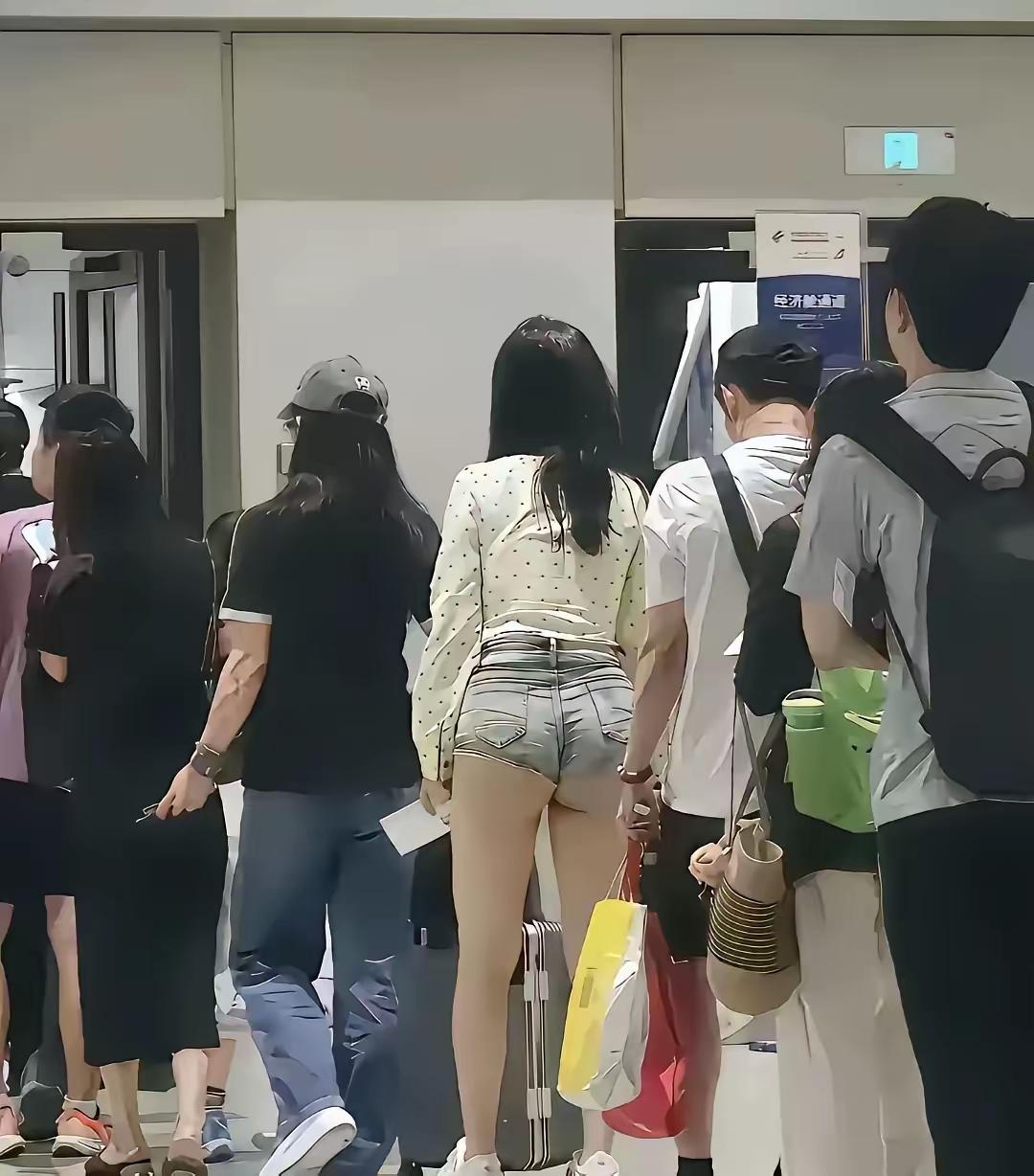 小姐姐裤子卡屁股缝里！
路人尴尬到抠脚，她却淡定逛街
 
逛街撞见一幕，直接把我