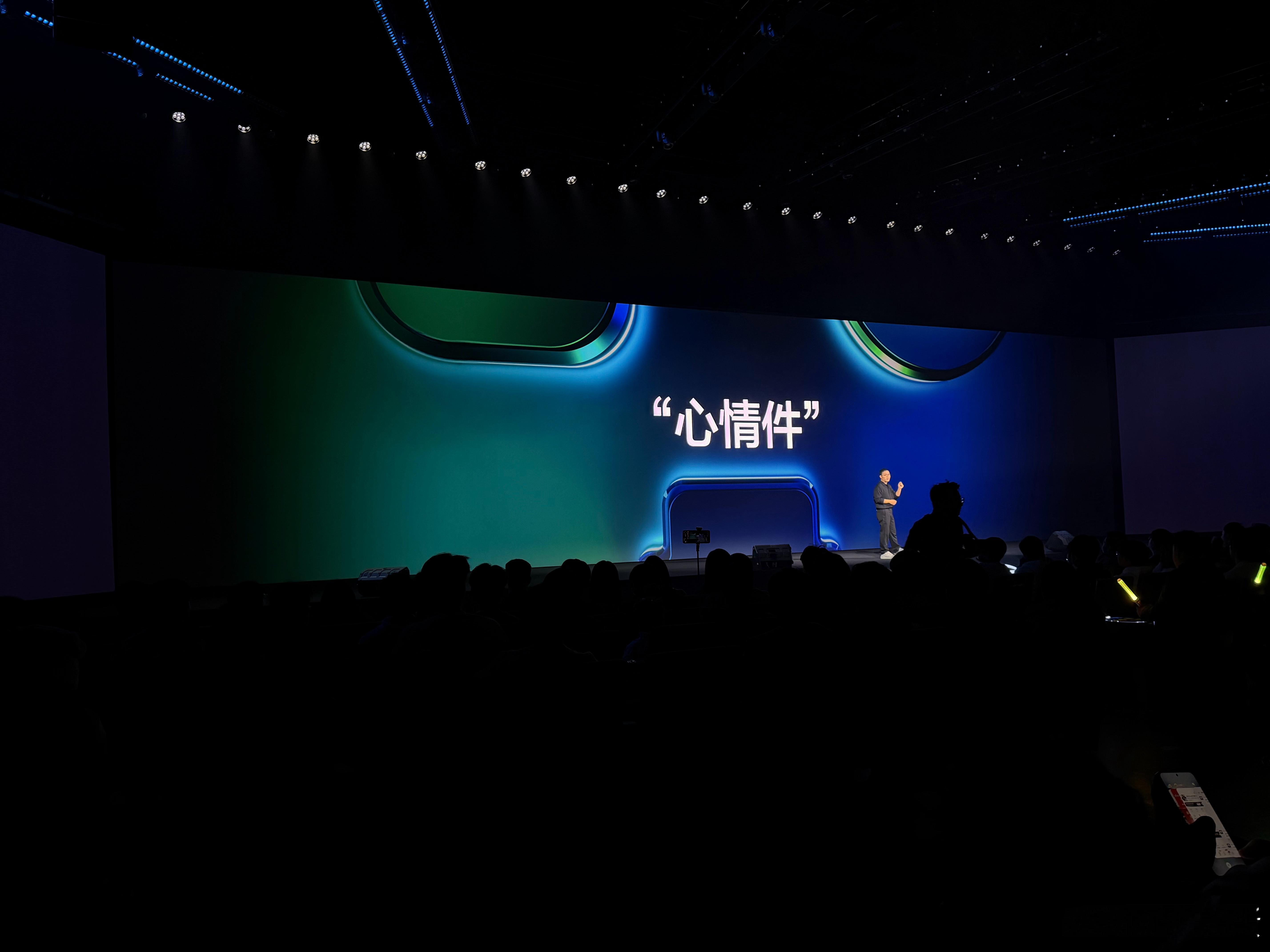 第一次在线下听的演讲，非常流畅稳健。Keynote 的逻辑层级也很舒服，属于跟着