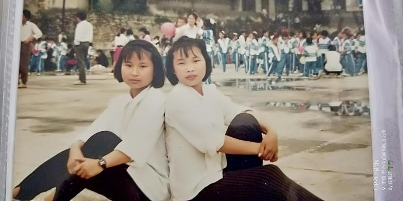 校服到婚纱的距离：他们在同学会补办了迟到15年的婚礼
当45岁的陈老师穿着改大的