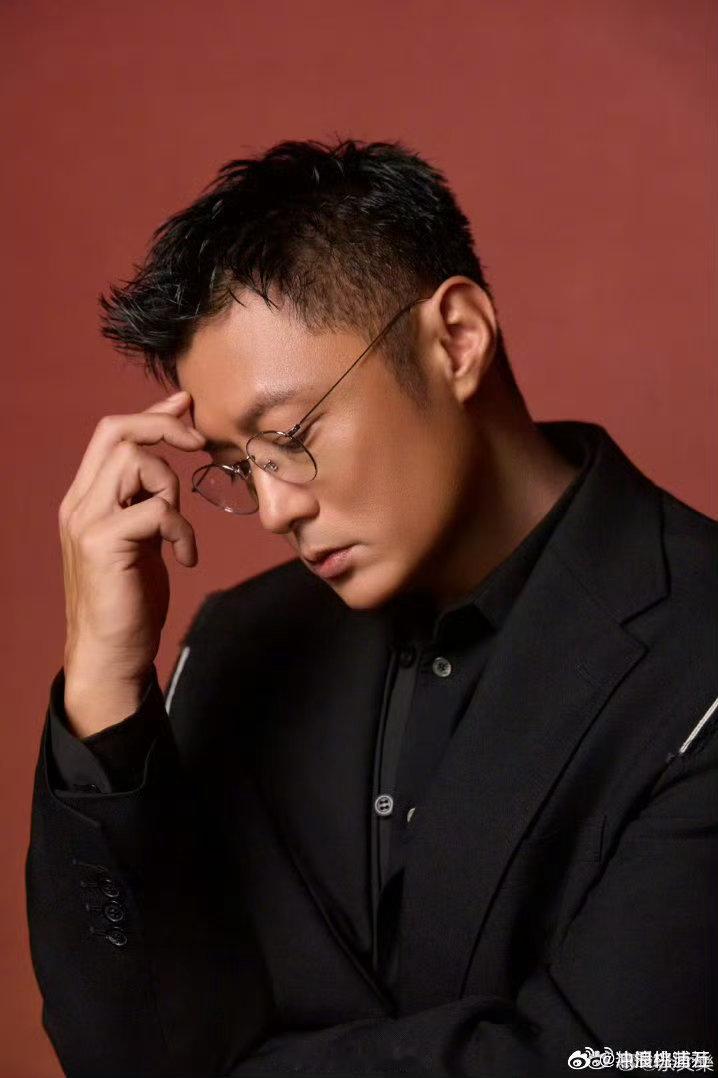 余文乐表白艾热王以太余文乐大方表白艾热王以太，港式松弛感遇上说唱的炸裂节奏，打破