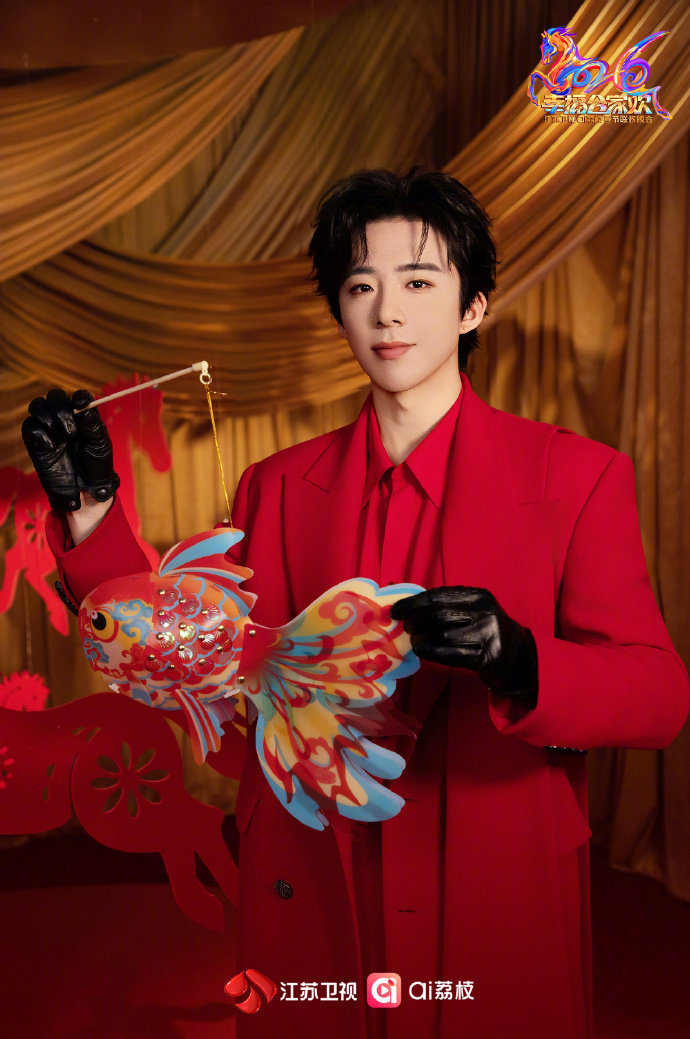 刘宇宁红西装大衣公式照 刘宇宁以从容姿态点亮万家团圆时刻刘宇宁红西装大衣公式照，