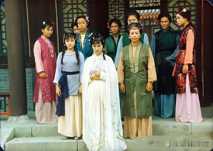 陈晓旭林黛玉VS蒋梦婕林黛玉进贾府对比：
一个莲步款款似弱柳扶风；一个大步流星带