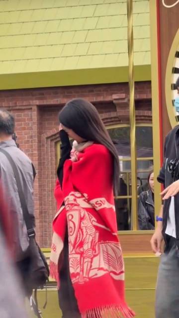 向涵之听到粉丝喊妈妈害羞了向涵之被粉丝喊妈妈害羞了粉丝喊向涵之妈妈，害羞了 