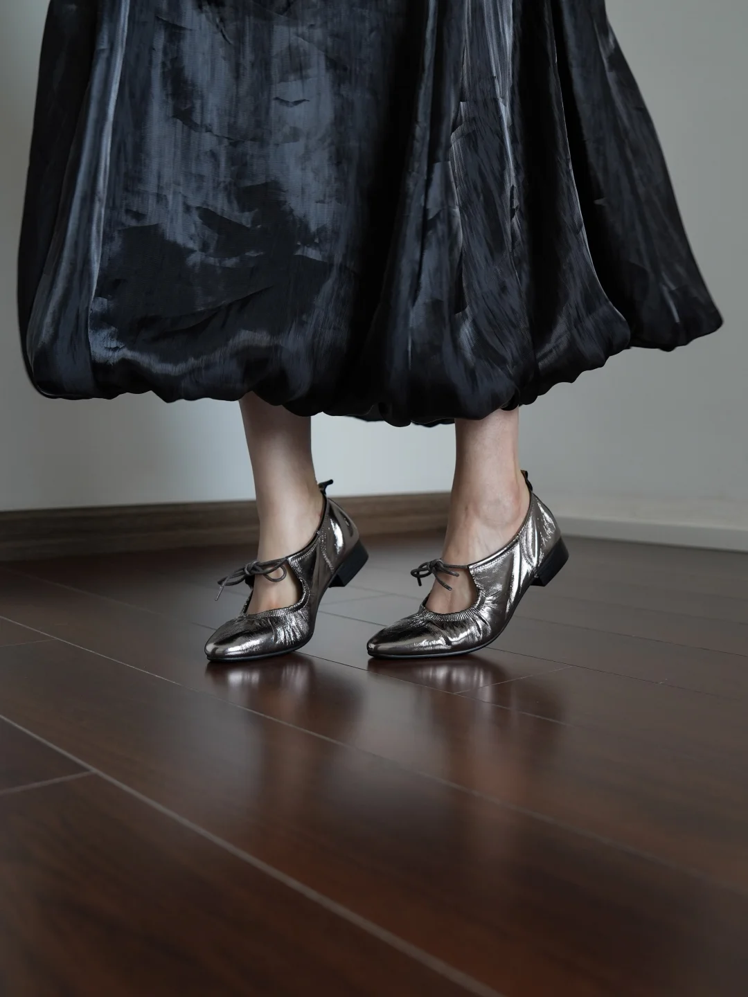 “枪色，介于黑与银之间。”