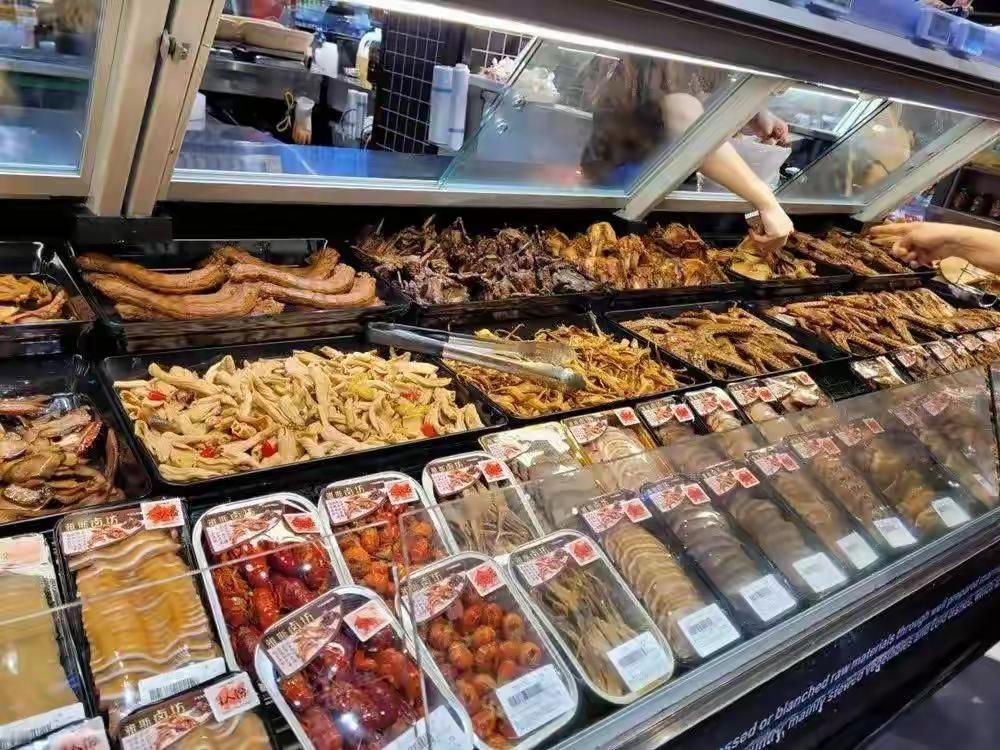 你有没有发现，超市开始扎堆卖熟食了，熟食区成了超市“标配”

我上周去买米，结果