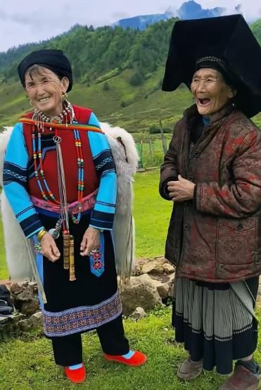 今日中午，在云南兰坪一景区，一位普米族大妈与一位彝族大妈相遇，虽素昧平生，却热情