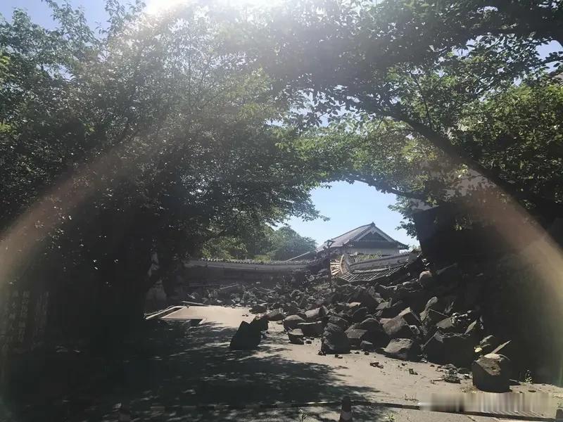 7月28日，日本熊本县发生7.1级地震，震源深度约10公里。次日，航拍画面直观呈