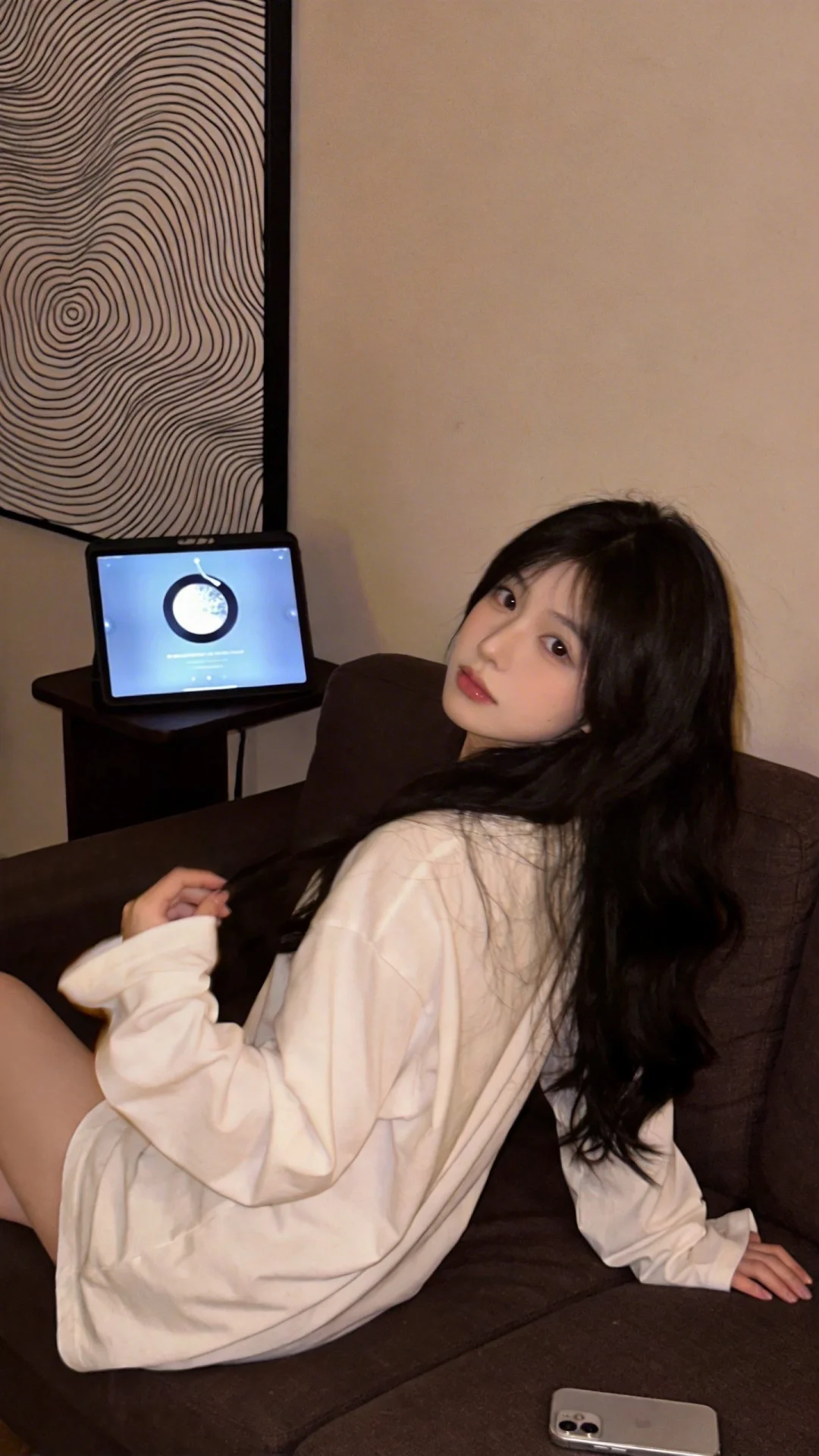 一位长发及腰、模样似洋娃娃般可爱的女生，采用超广角，体现动态美学，感受...