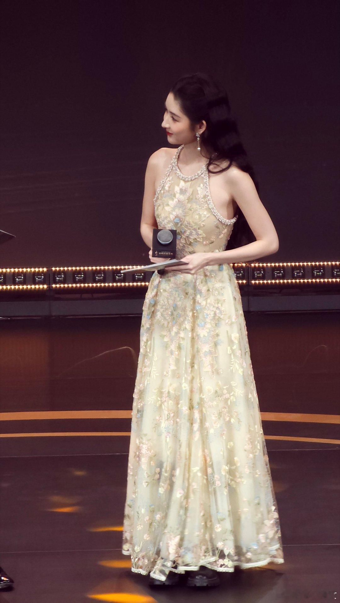 视频发不出，发个美图试试…特别嘉宾主持，社会我王姐王玉雯的原图直出，今天在颁奖台