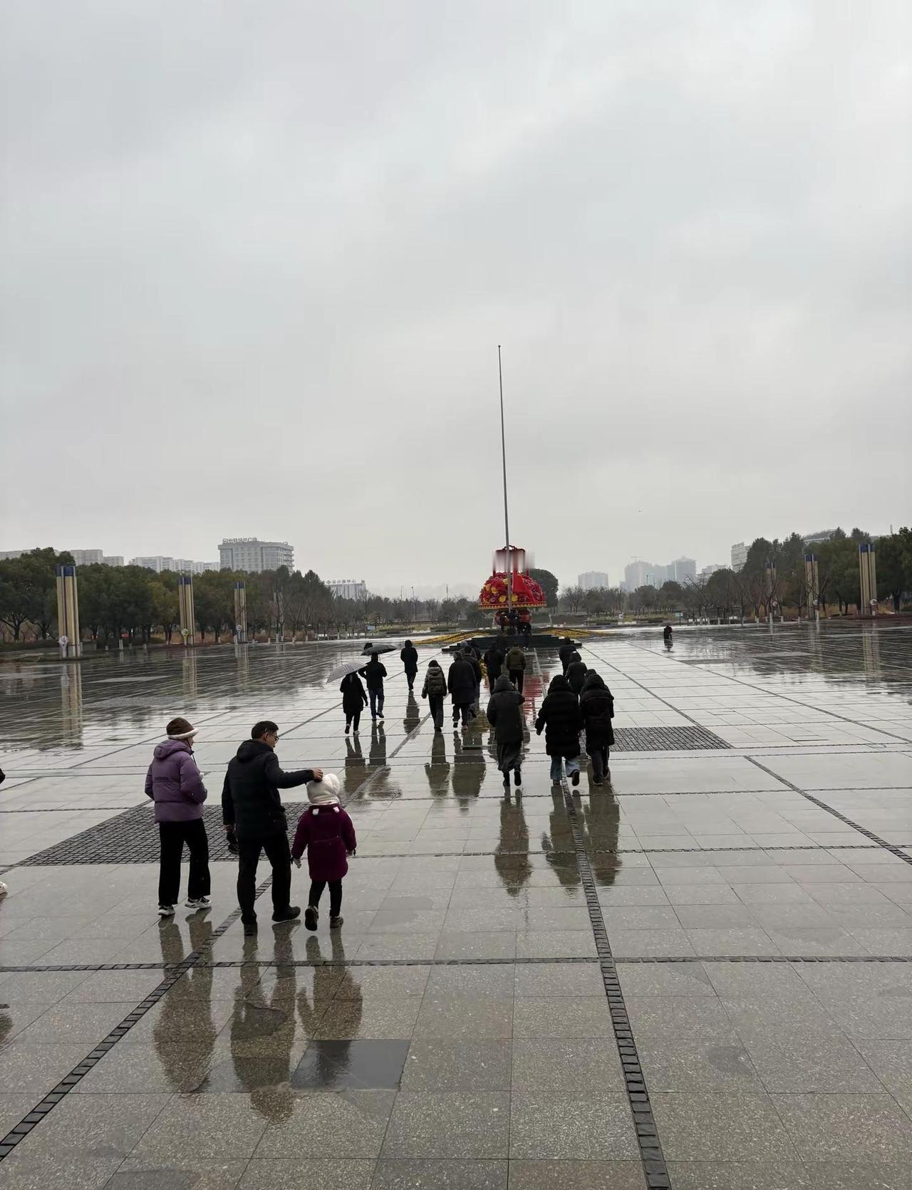 元旦快乐 半城山半城水，一旗启新岁🌞 2026芜湖元旦升旗现场，每道目光都追随