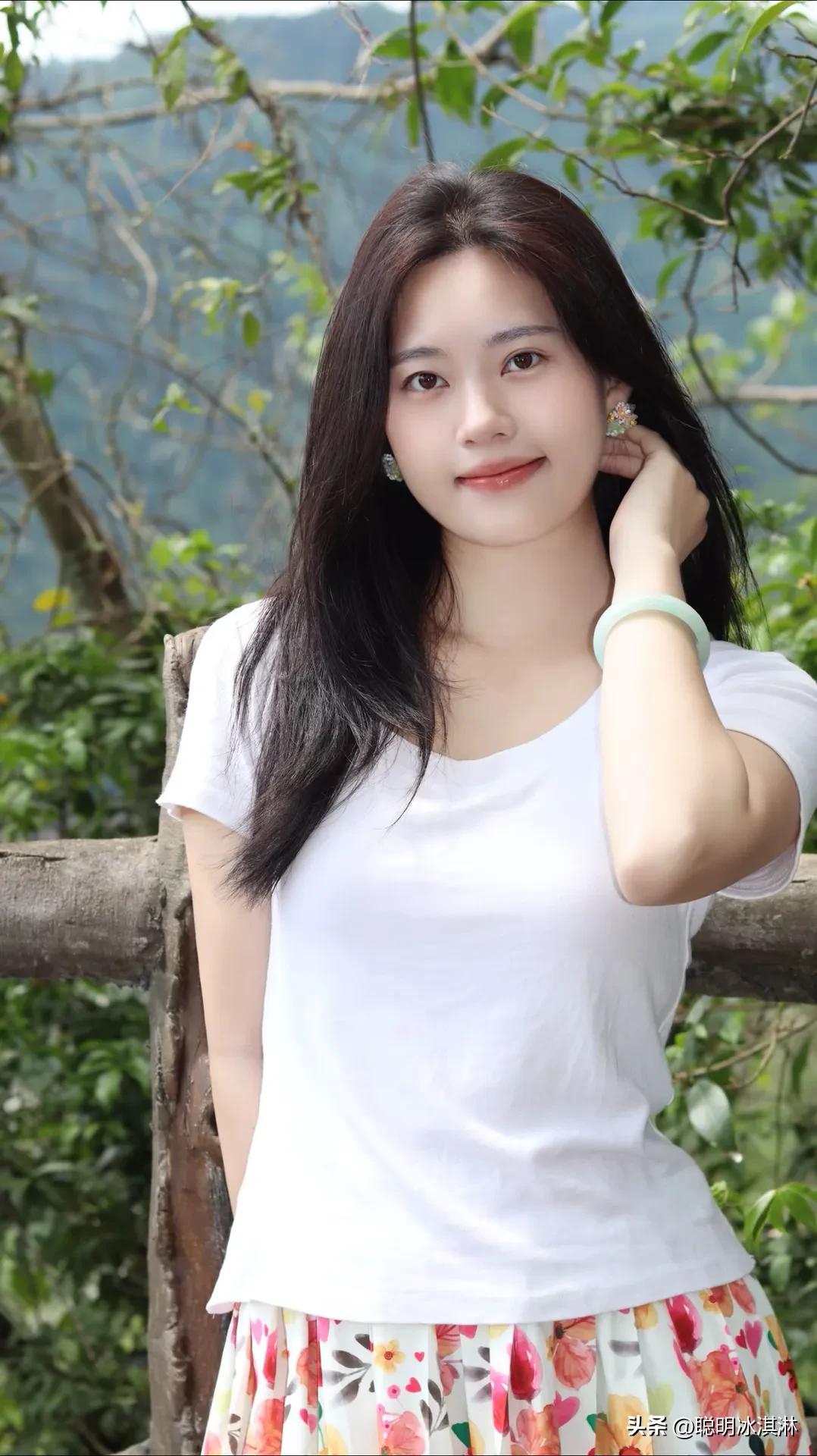 笑容是她的超能力，  
温柔藏在每个细节里。  
生活或许会疲惫，  
但甜美永