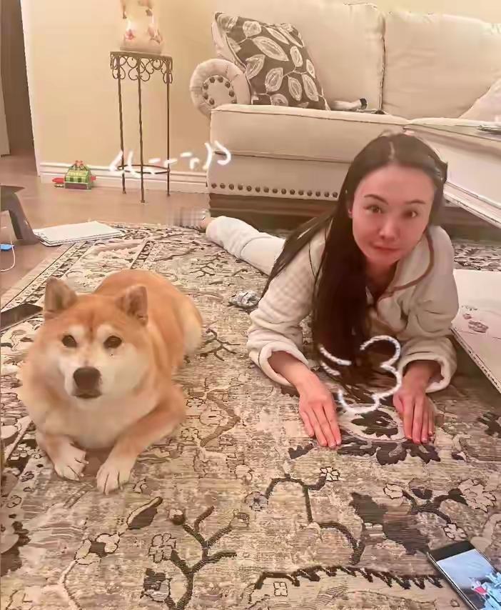 这张图片你能认出来是谁吗？
感觉变化也太大了，
曾经的顶流女小花，
在外面生活这