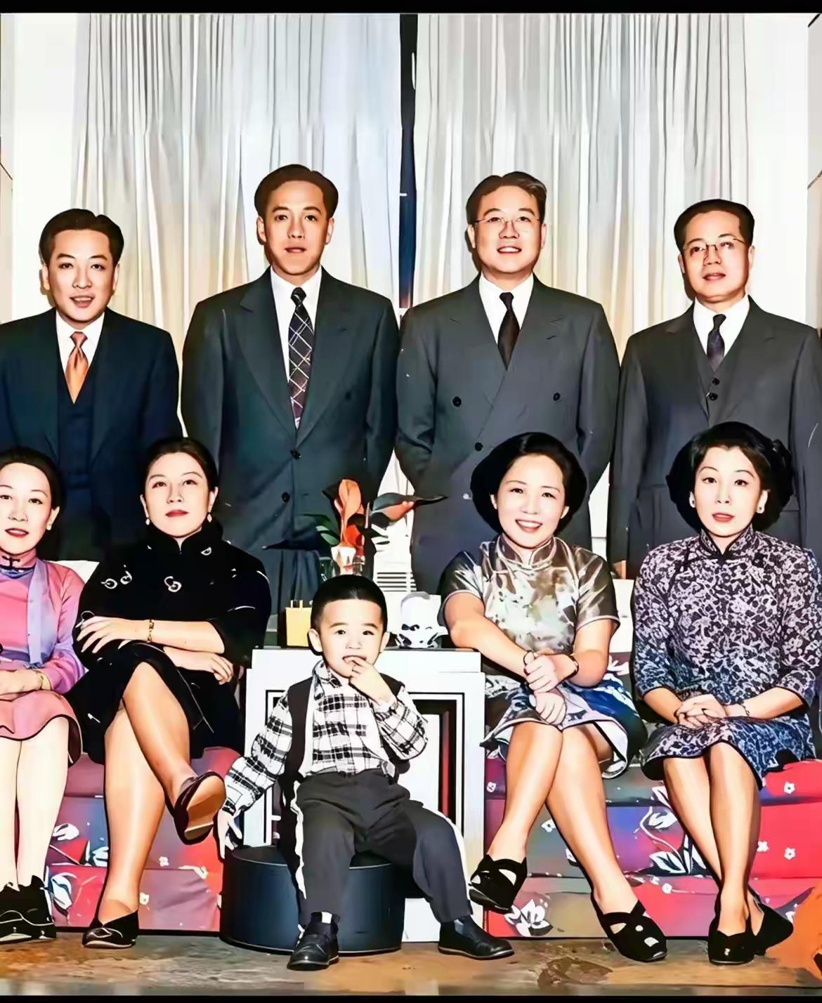 翻老资料翻到一张1949年袁世凯后人在美国拍的合影，挺让人感慨的。
之前总觉得袁