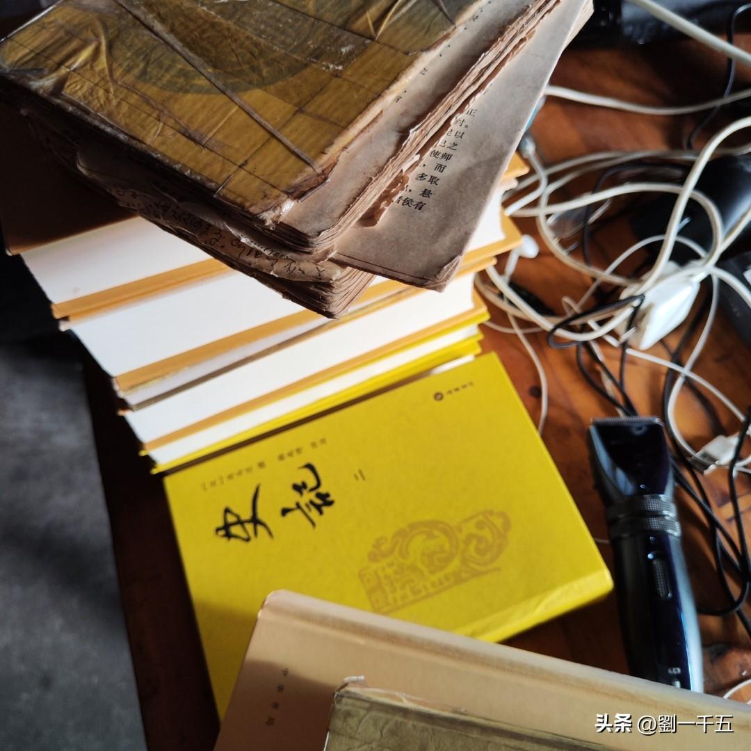 这几天很忙，下班后把杂七杂八的事收拾完后，就把书房收拾了一下。
这书房是儿子的卧