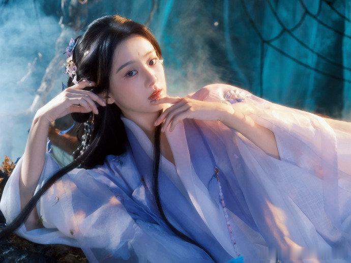 刷到包上恩的古风造型直接被惊艳到，这颜值真的太能打了。淡紫色汉服自带仙气，小蝴蝶