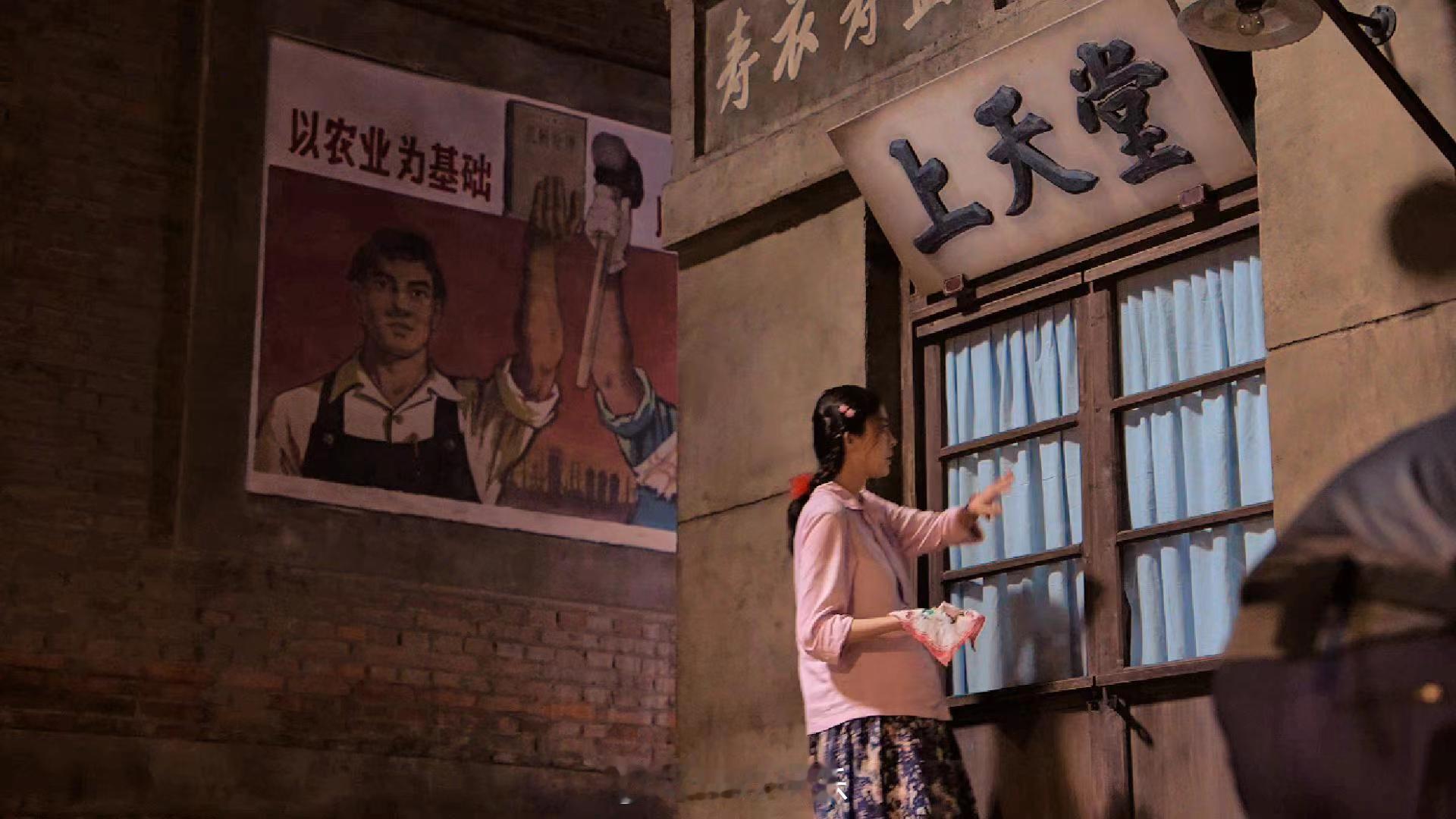 #出入平安人生大事梦幻联动了# 电影《出入平安》释出彩蛋剧照，《人生大事》中的殡