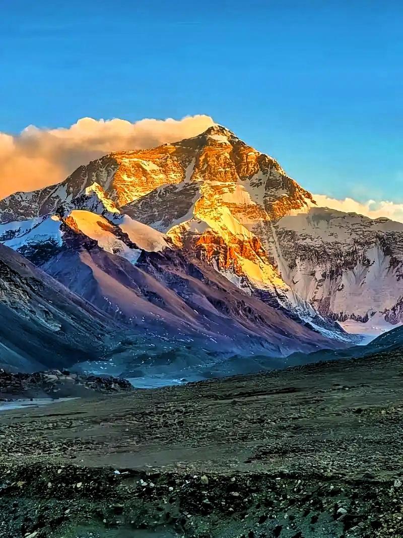 我认为不该管。如果他主动问你，你可以给一些建议。大包大揽替他拿主意绝对不可取。有