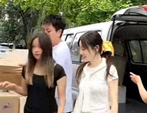 现场眼神闪躲！贾乃亮与前妻罕见同框，13岁甜馨才是真正主心骨