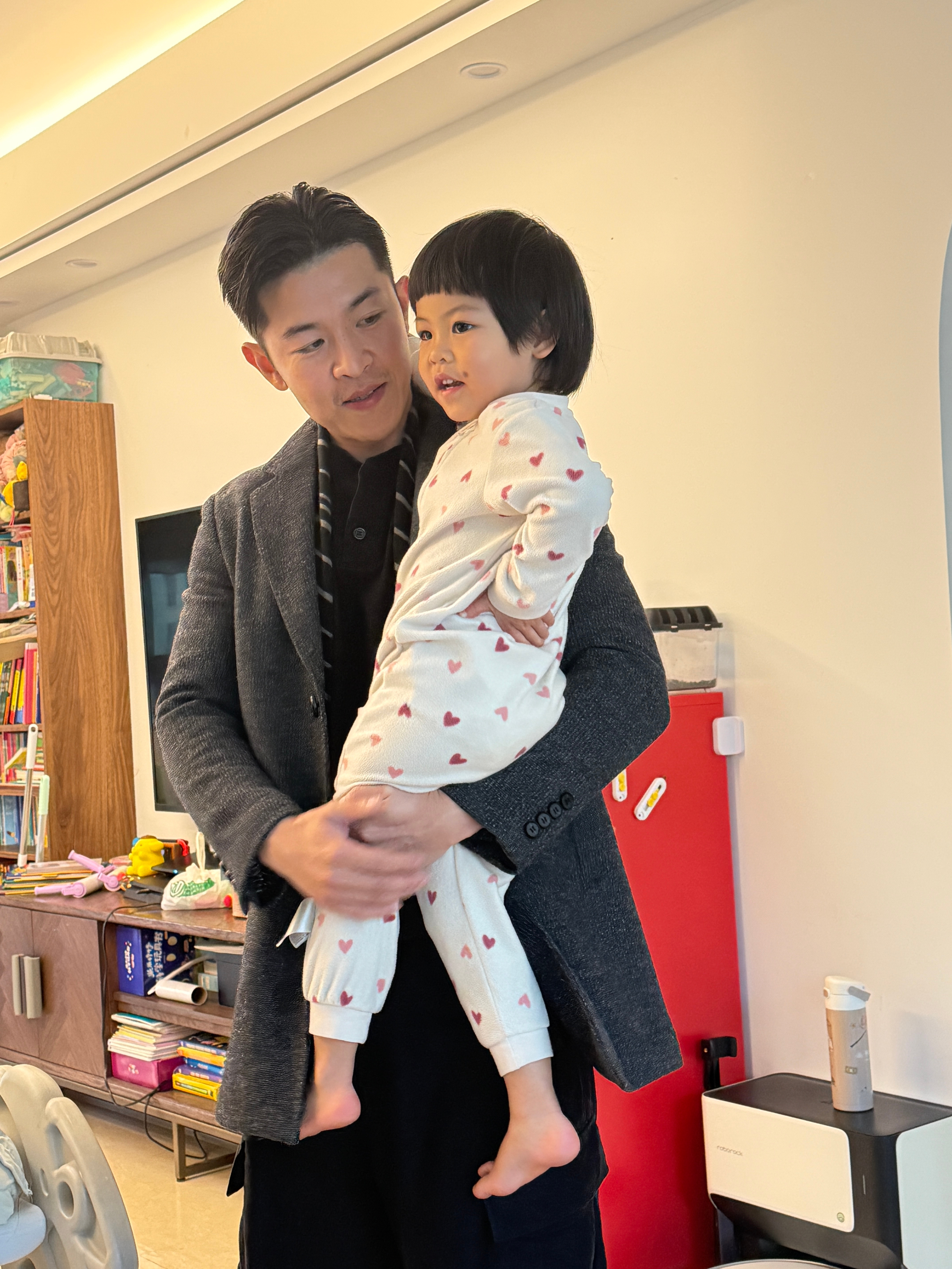 跟旅蛙说把衣柜不穿的的衣服整理出来捐给西藏旅蛙说可以啊结果我拿一件哥抢一件，说他