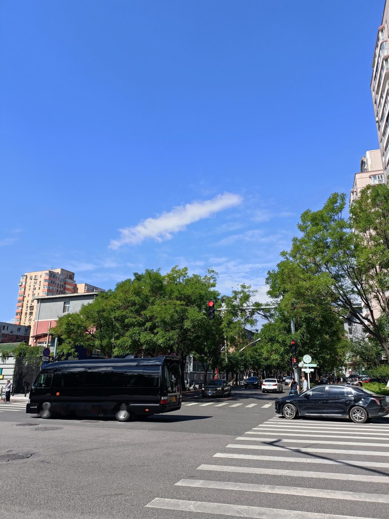 高温天气保护自己可太重要了。出门一定要做好防晒，像我上次没涂防晒霜就出门，回来直