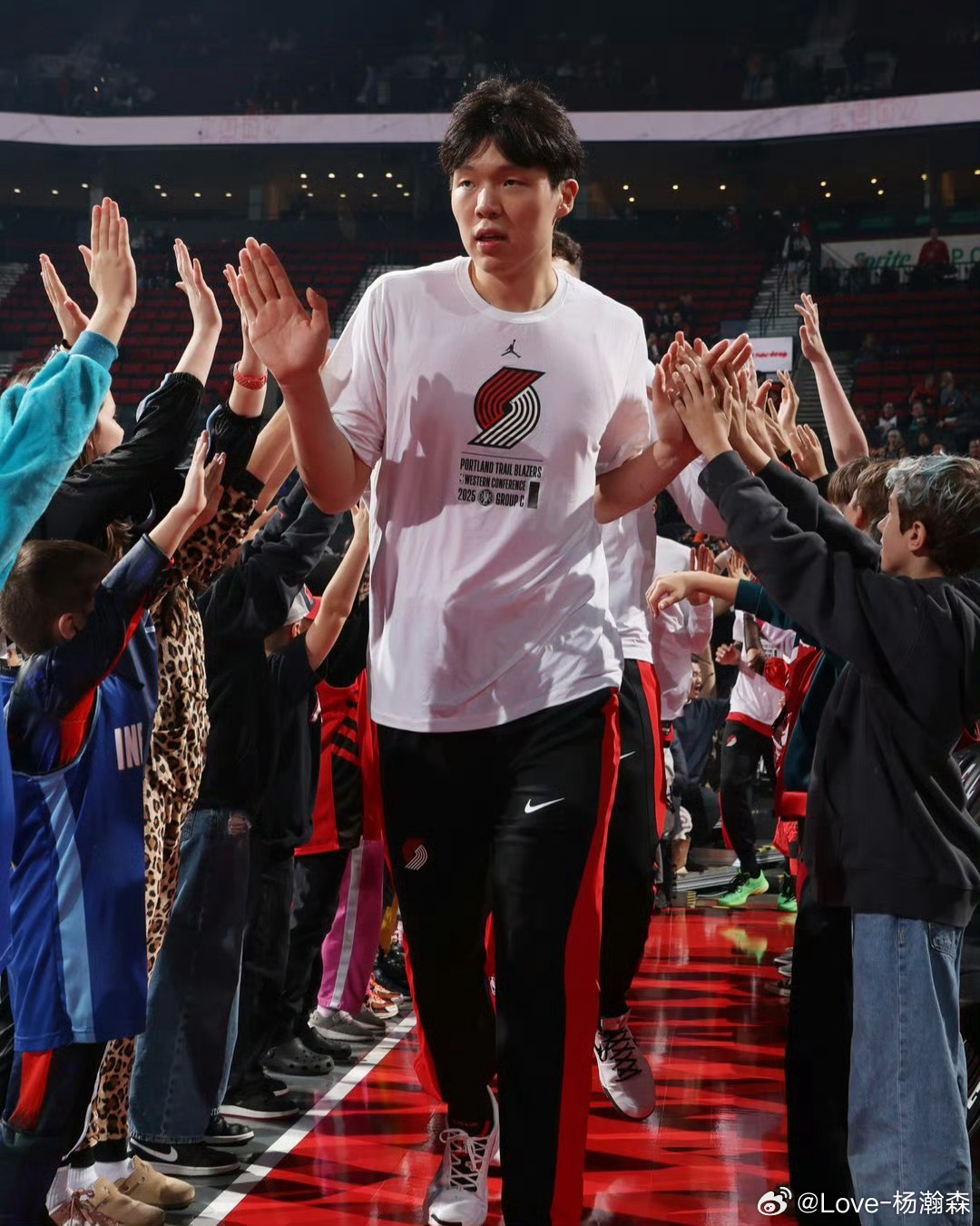波特兰开拓者 开拓者的记者表示，杨瀚森目前接受的压力实在太大了，他也理解中国球迷
