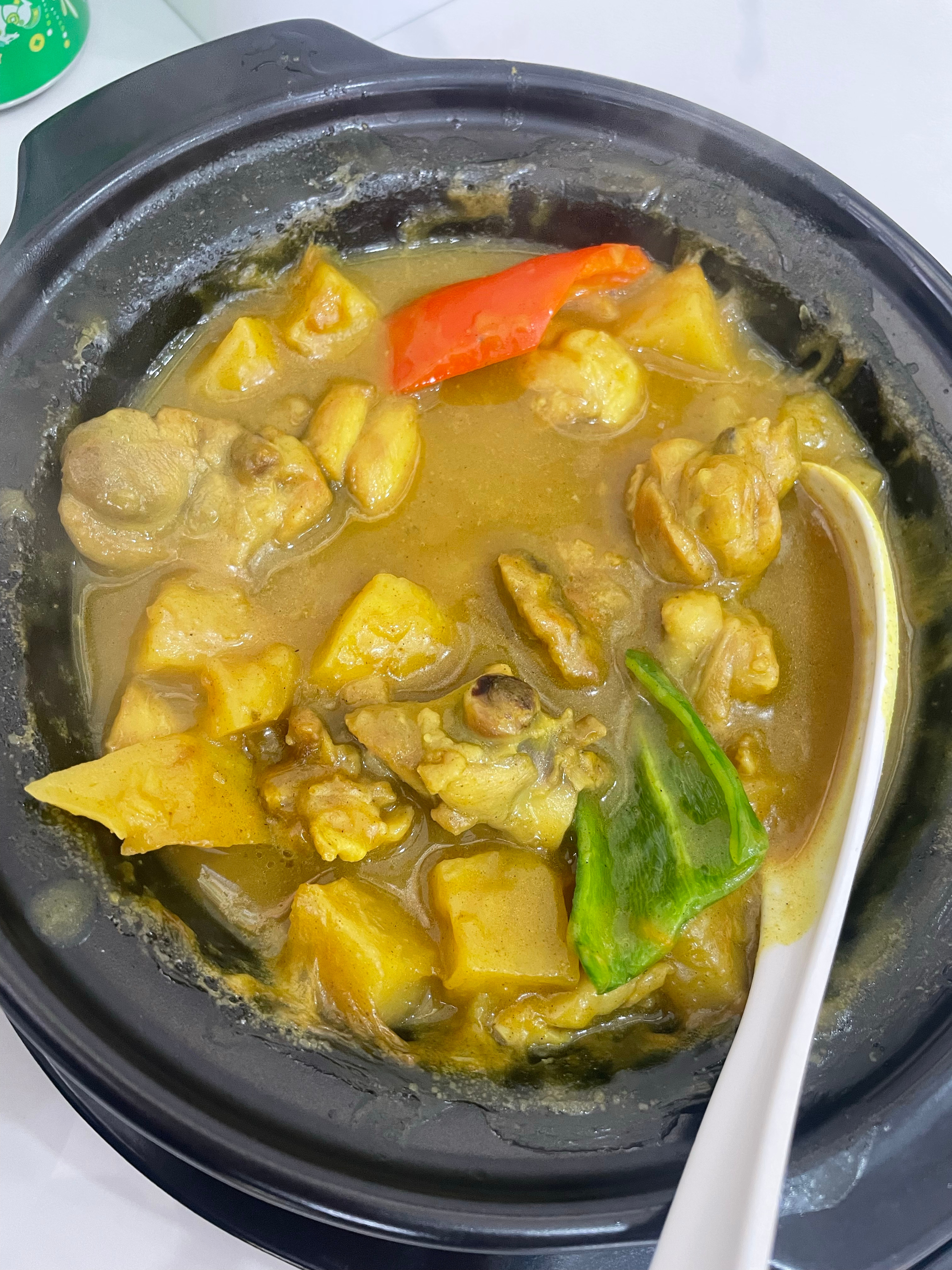 看到了一只小狗，是我特别喜欢的那种，而且还特别亲人，随我摸还露肚皮，还吃了咖喱鸡