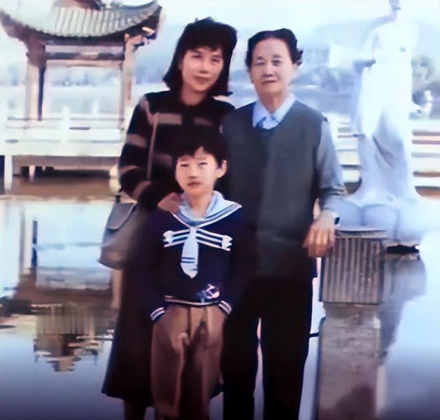 董明珠的家庭照，她虽然丧偶，但事业有成，有孝顺的儿子，有疼爱她的母亲，也是个有福