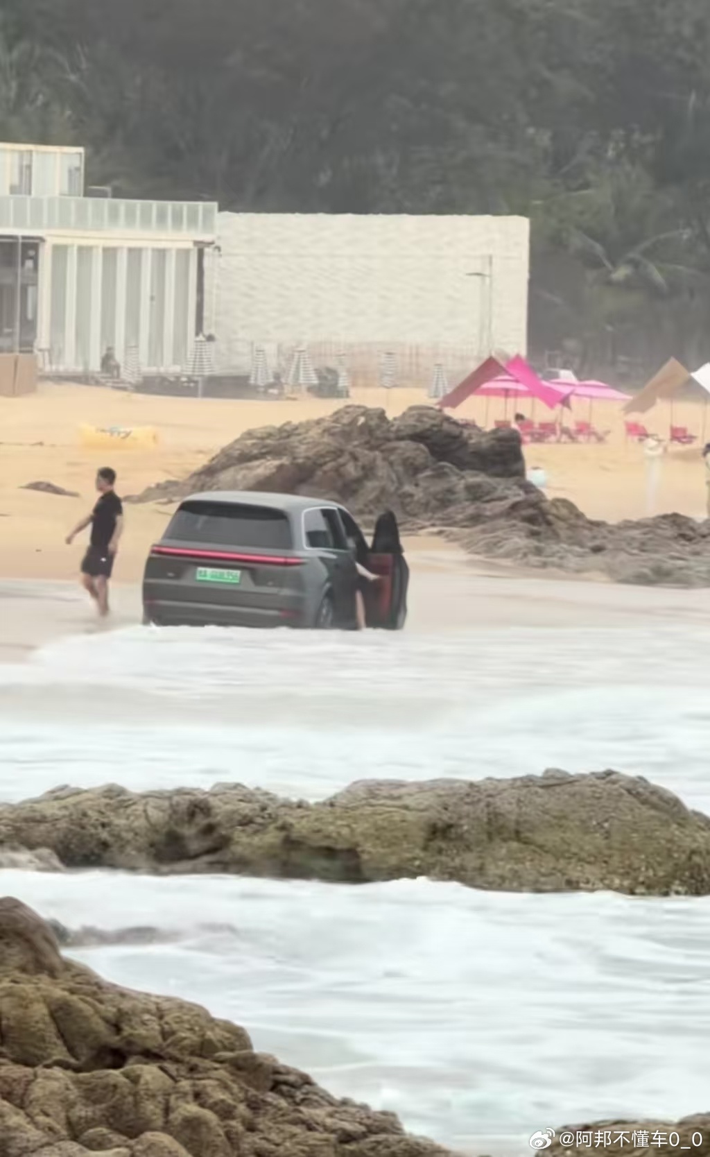 没有针对沙滩、沙漠的强化型改装，轻易不要下沙，不要浪！！！真被卷走了，保险不赔哦