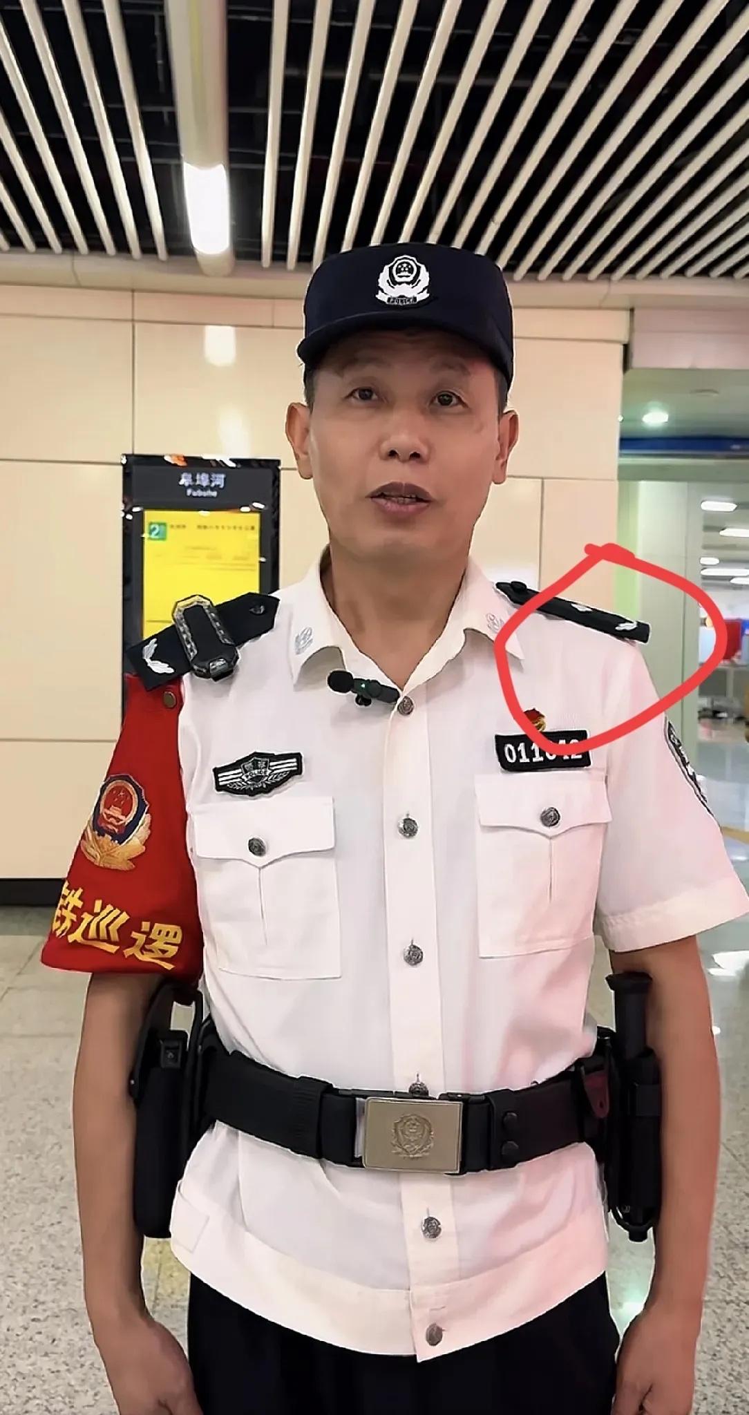 白色衣服警察巡逻很少见，请问一下他是什么级别警衔，致敬