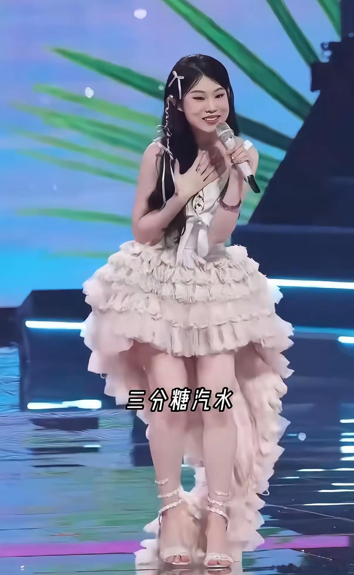 我特意问了音乐专业的朋友，我说：昨晚大湾区晚会沈佳润真的表现很差吗！​学音乐的朋