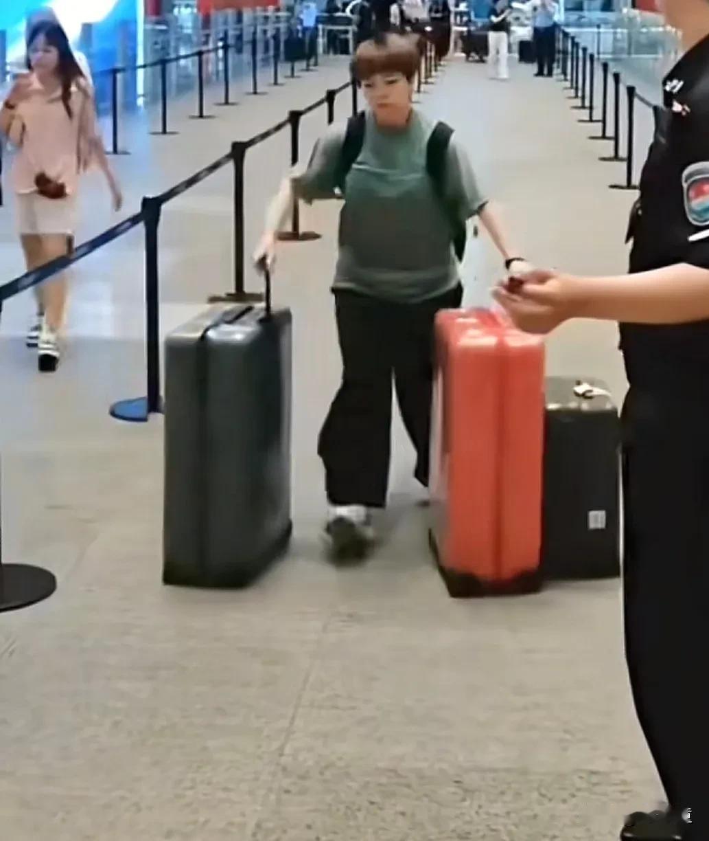 国乒中的“哈兰德”，王艺迪出发洛杉矶，参加美国大满贯！
一个人推了三个箱子，大步