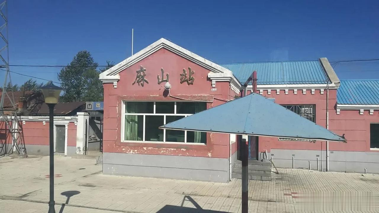 【鲜为人知的麻山事件】
麻山事件：1945年8月12日，伪满洲国鸡宁县麻山区（现