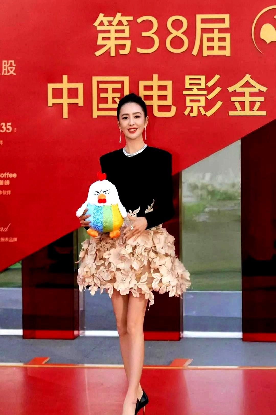 品牌方跟着改口风，看人下菜碟。

佟丽娅现在的商业价值真的今非昔比。2023年金