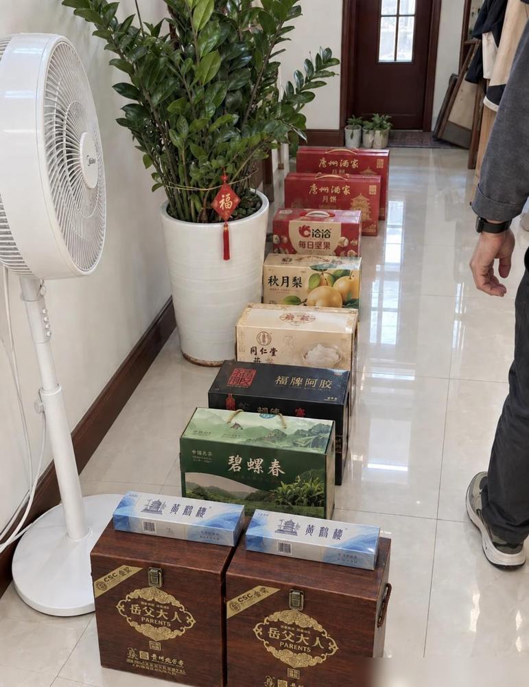 没定亲没结婚，中秋男友登门求名分啦。

没定亲没结婚，中秋男友第一次上门，比我还