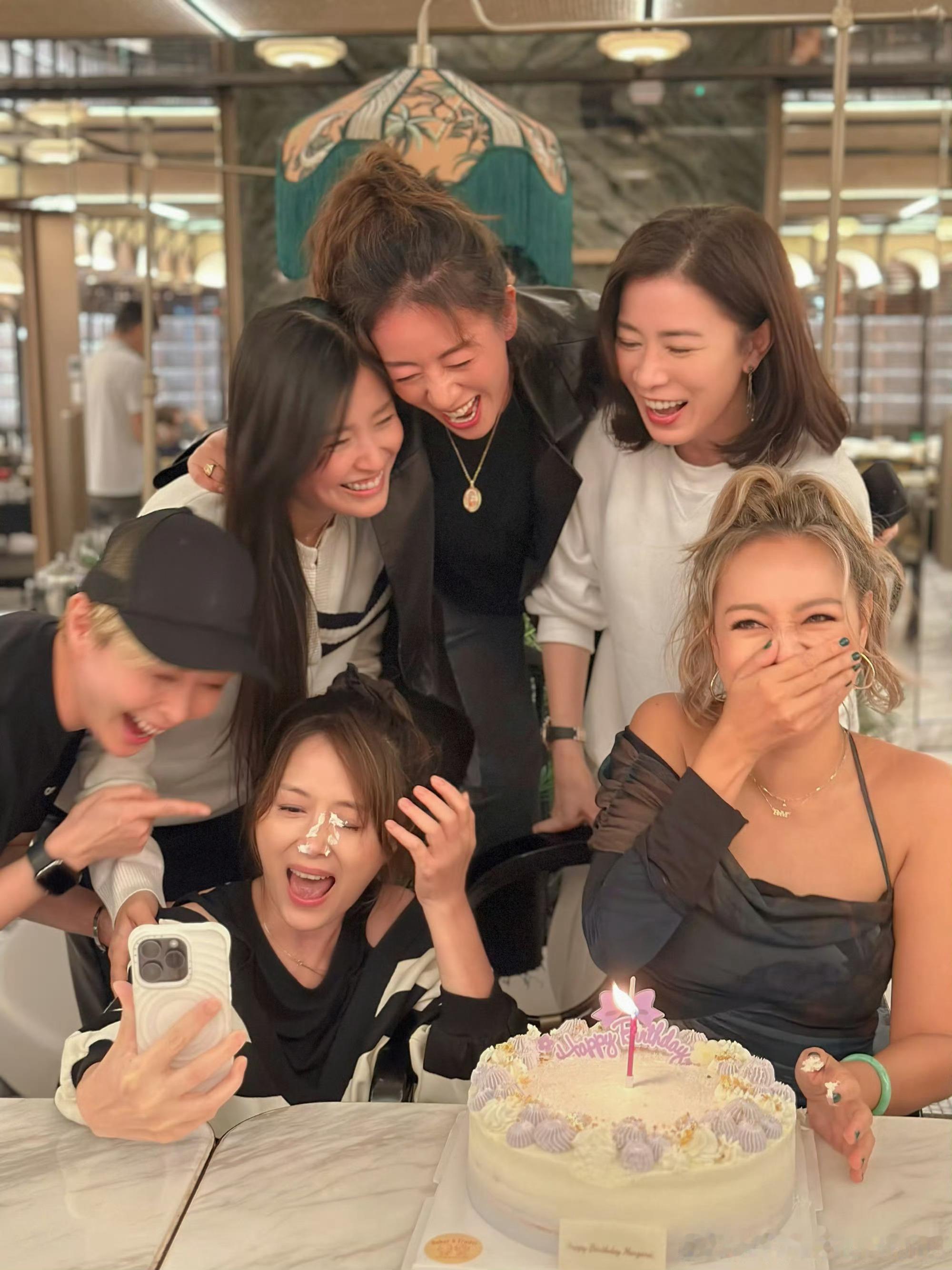 佘诗曼发为姐妹庆生合照~好有爱啊[好喜欢] ​​​