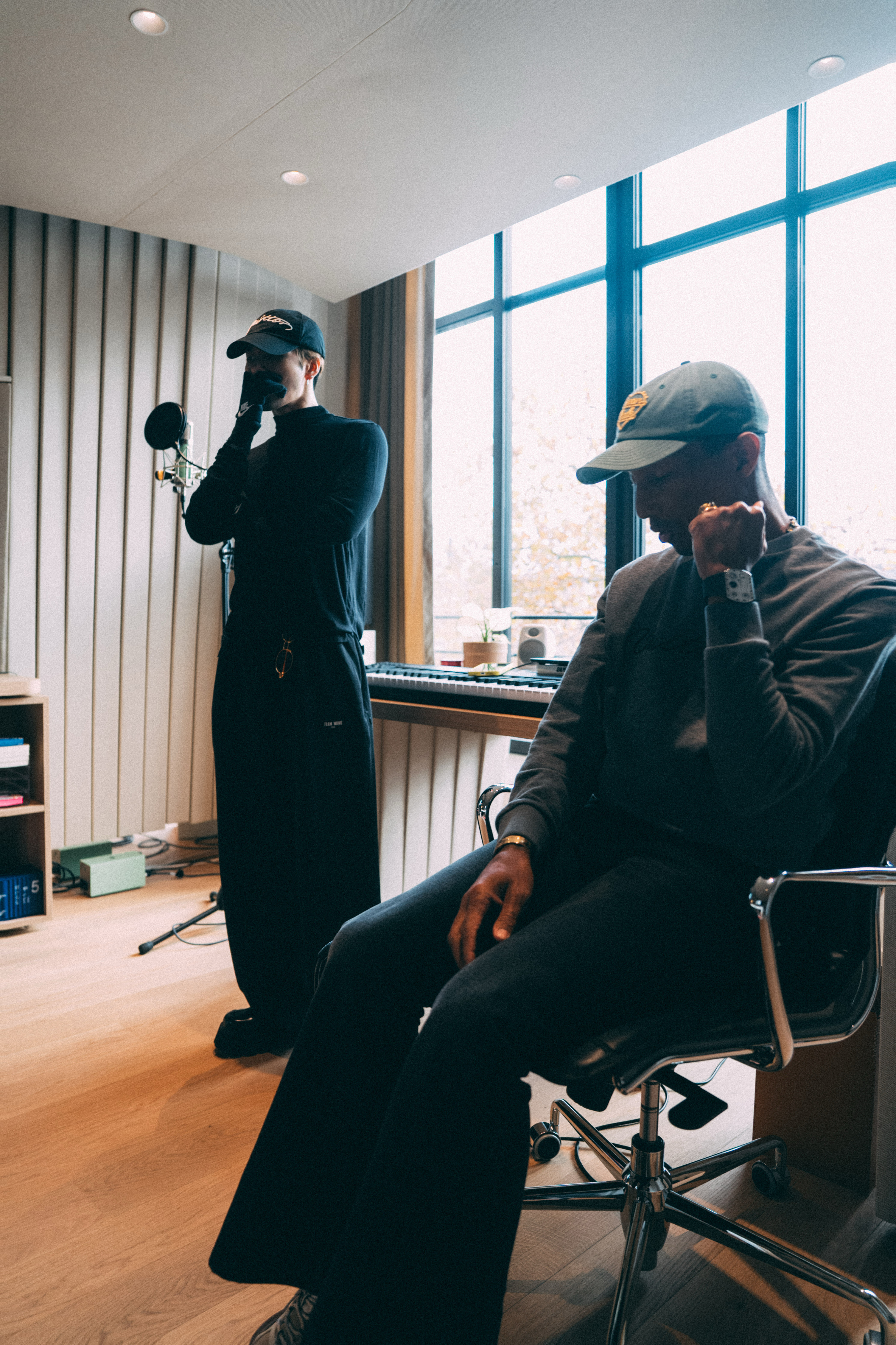 王嘉尔菲董巴黎合作曲 也是跟着见识到顶级音乐圈了，新歌《Sex God》好震撼的