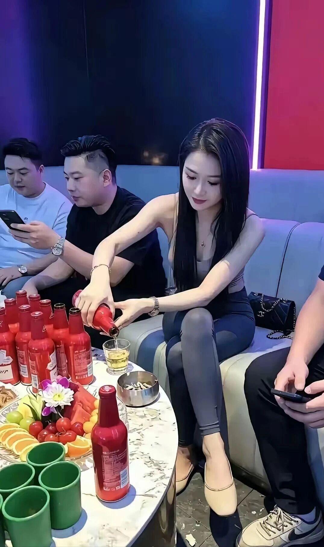 不懂就问：这种场子消费一次需要多少钱？
离年底还有3个月，每月需要攒多少，才能在