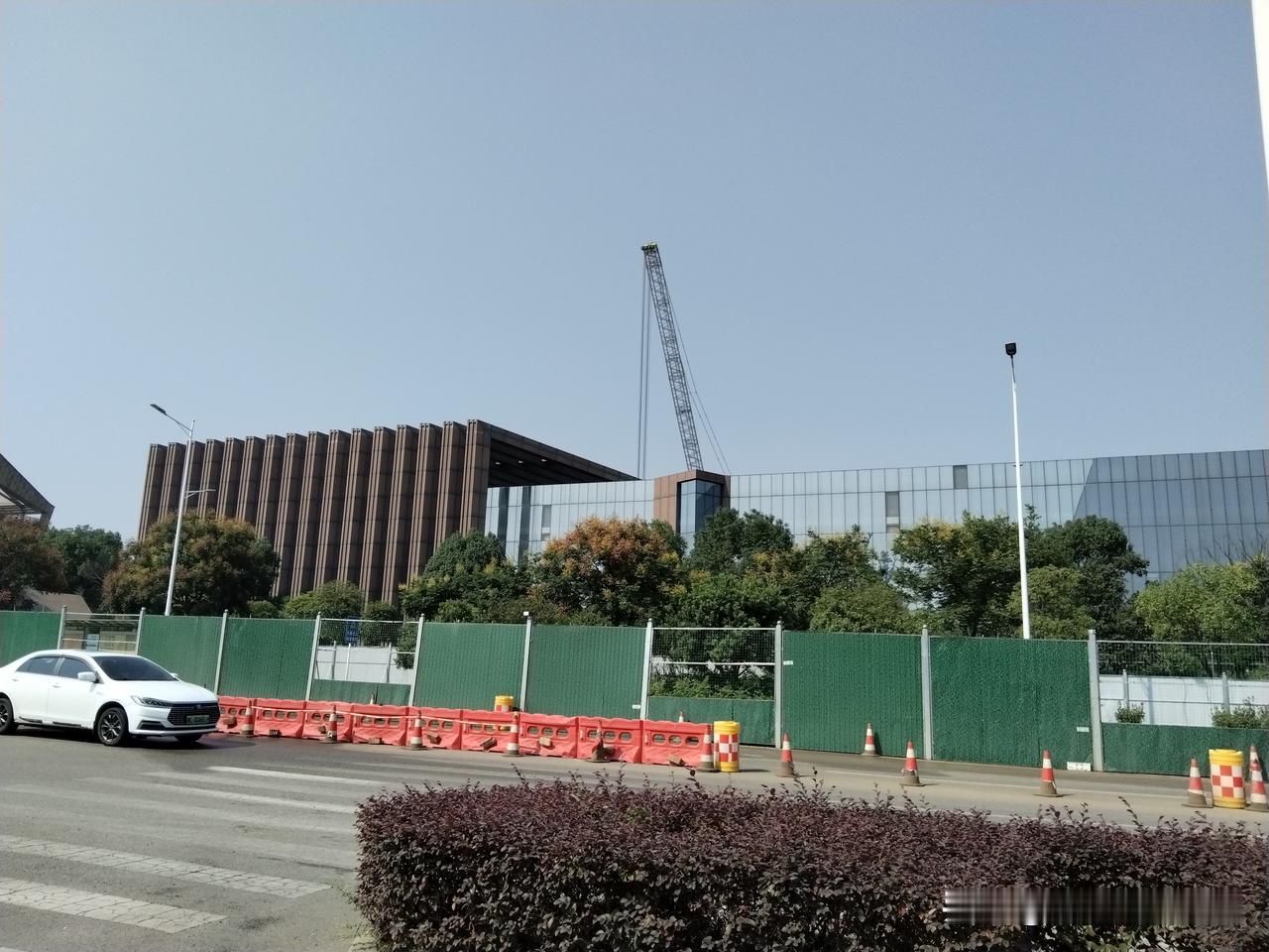 周末路过中联重科九华工业园，远远就看到园区内立起了高高的吊臂，应该有十层楼的高度