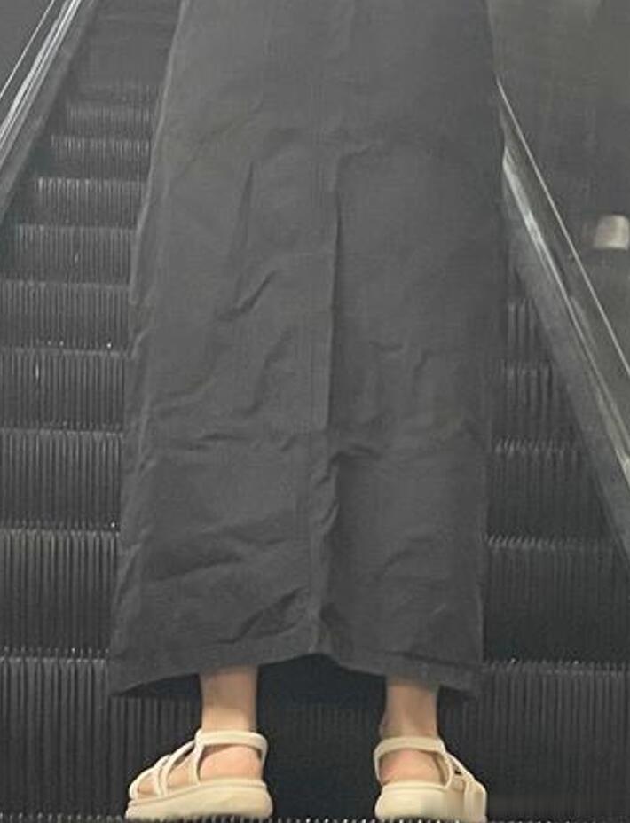 穿个廉价裙子皱成这样还好意思穿出来？ 