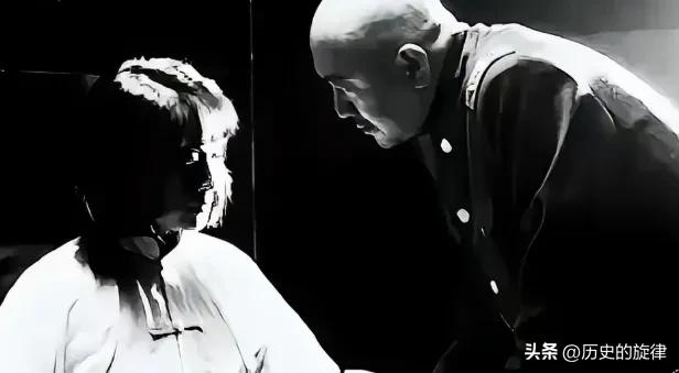 1932年地下党员身份暴露，特务头子登门拜访，一场生死博弈就此上演
 
1932