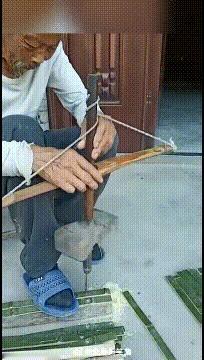 到现在还坚持钻木取火的老手艺人