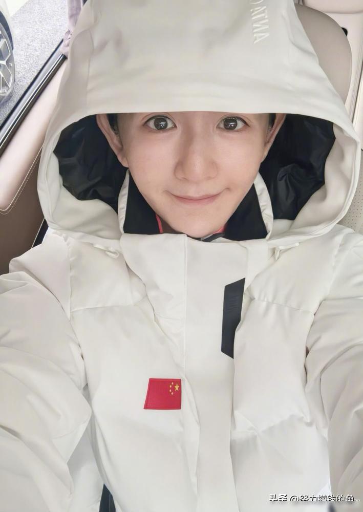 谢娜冬奥队服刚上身，没等滑出姿态，就被网友一句话戳穿：“毛坯生活，精装朋友圈。”