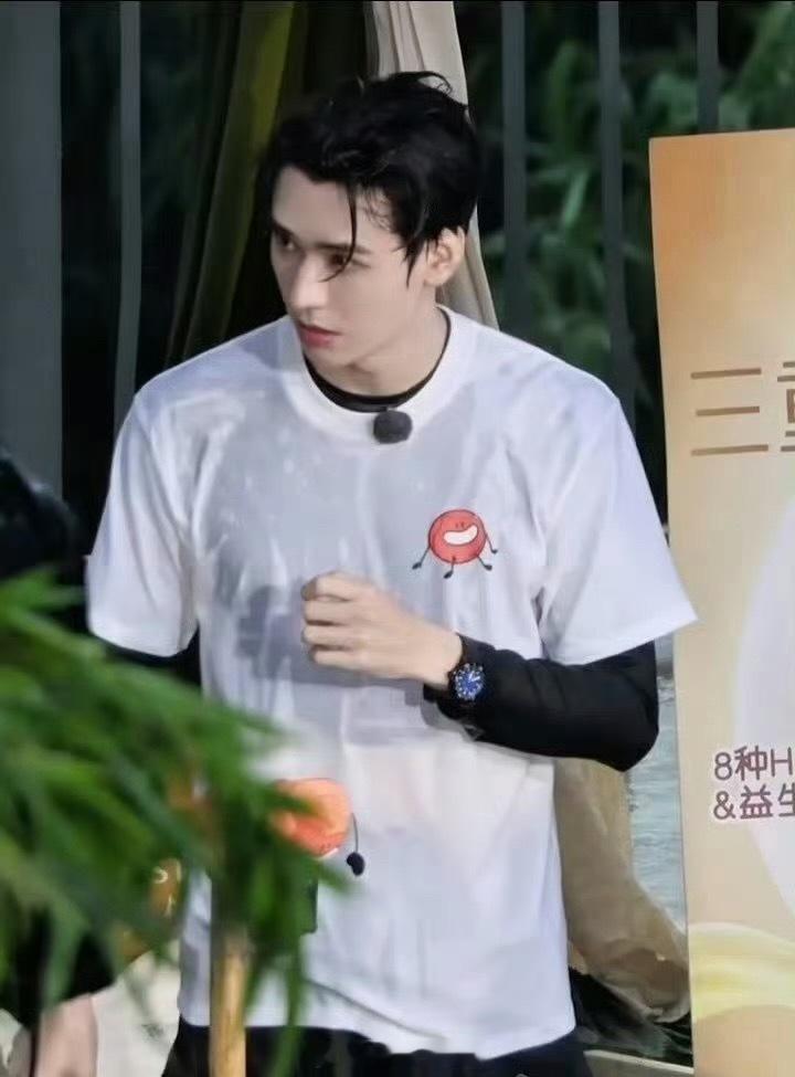 龚俊笑起来跟衣服logo一模一样龚俊笑起来和衣服牙牙乐logo完美重合，泼水反击