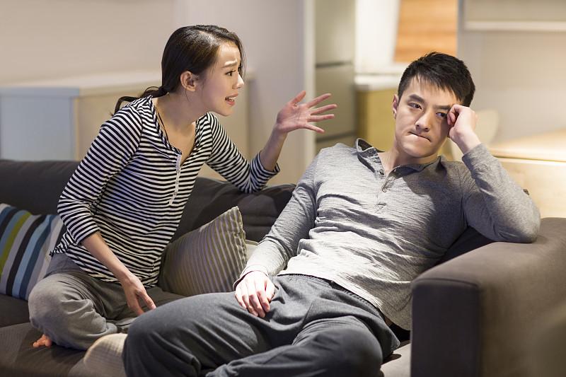 婚姻带来了何种感受，真的是千人千面。
有人在吵到摔门而出的半小时后，绕到菜市场顺