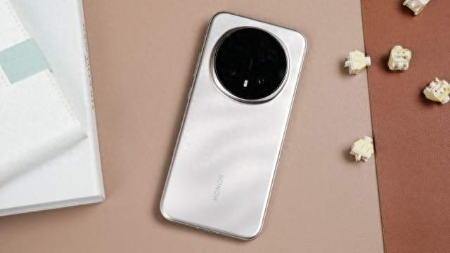 长焦最高100倍、充电超100W，国产旗舰为何还输在生态和保值？