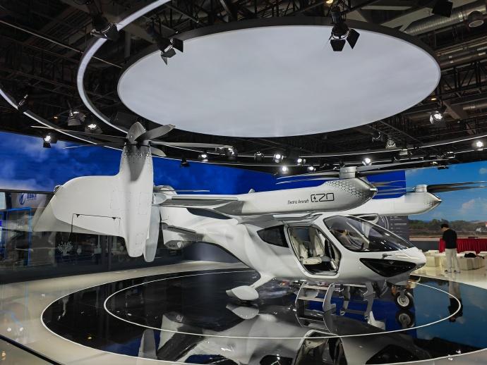 这台飞行器外观设计相当炸裂，多旋翼布局 + 科幻感十足的舱体，现场看真的很有 “