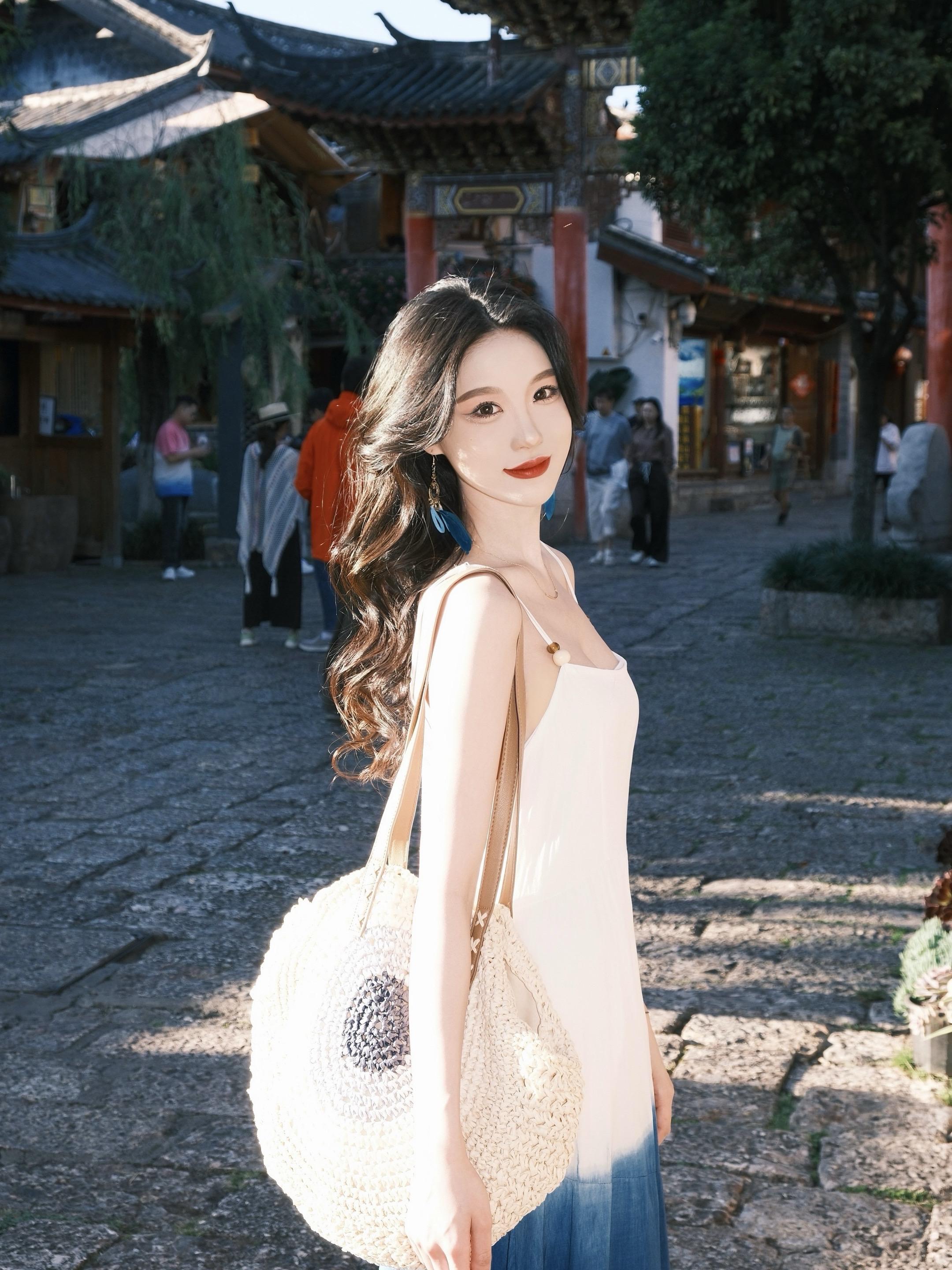 在云南真的会变得明媚又漂亮。在丽江古镇穿上自己亲手扎染的裙子啦