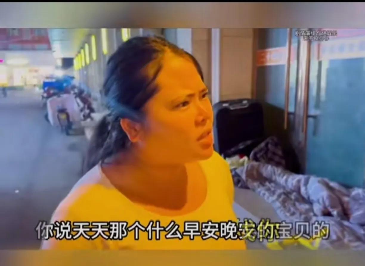 女人网恋，跑2000公里来找男网友，没想到见光死，男人看不上女人的样貌，女人气急