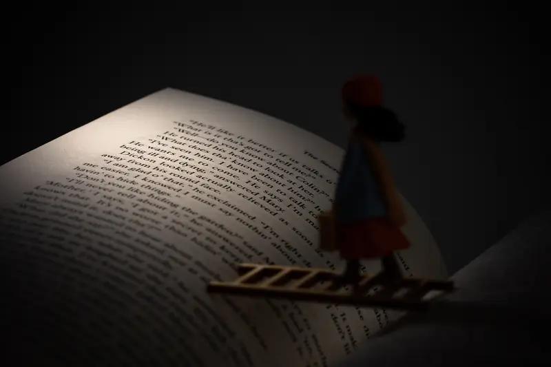 在这快节奏时代，幸福常被我们错过。对我而言，幸福是宁静充实的状态。阳光午后，坐在