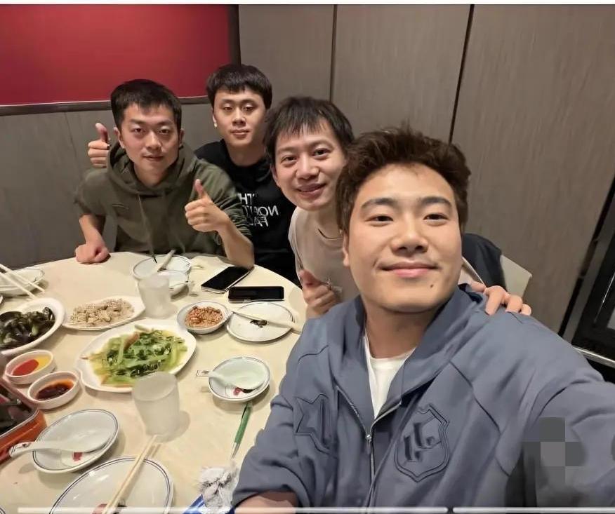 4位男乒球员聚餐照：我只认出了疏眉朗目的梁靖崑，笑意粲然的周雨，大家看看左一那位